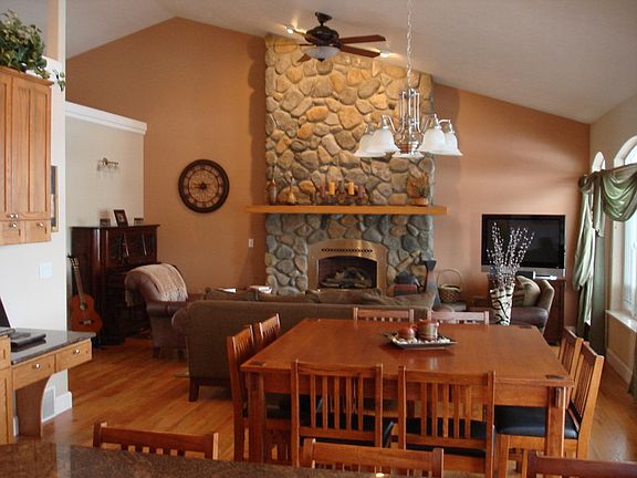2nd image of 8226 N Glenarvon Ln