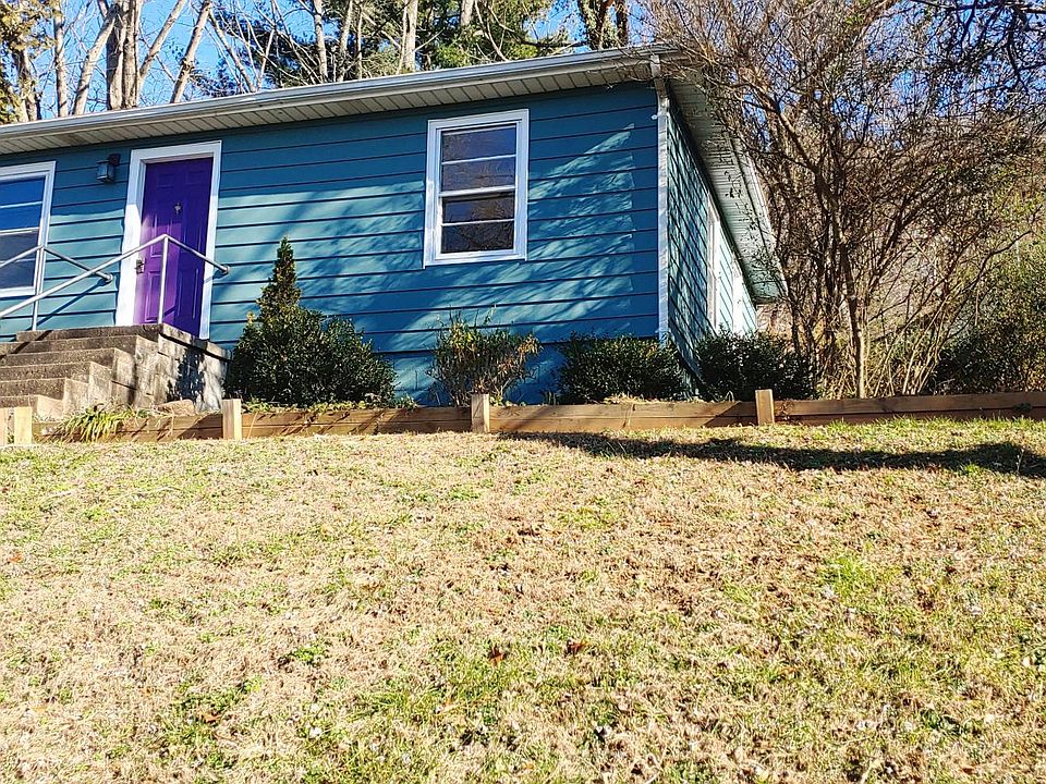 11 Wynn St is a convenient location off of College St near Tunnel. Walk to Pack Square in 10 min. Previous tenant created some raised bed gardens in front. Cute place