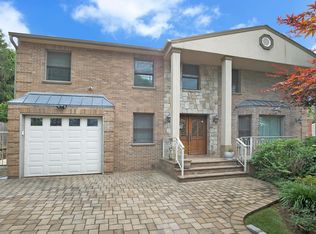 21 Vine St, Roslyn, NY 11576