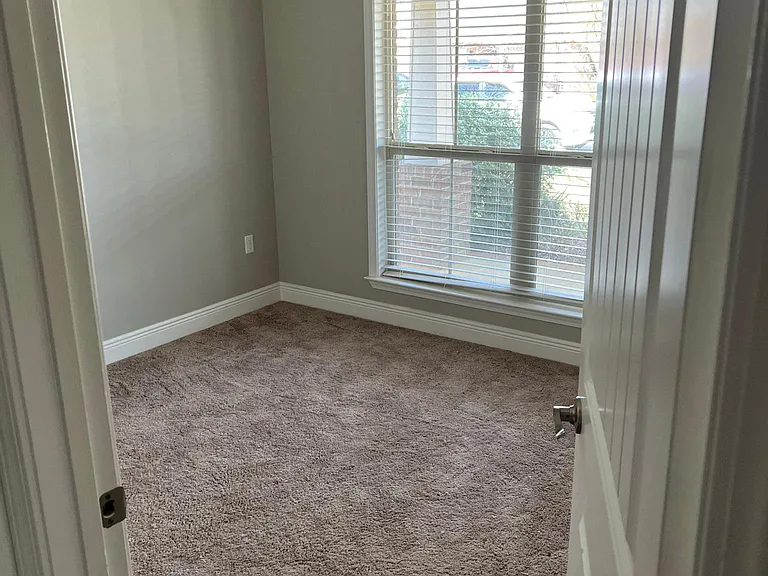 414 Ellington Ave — Photo 8