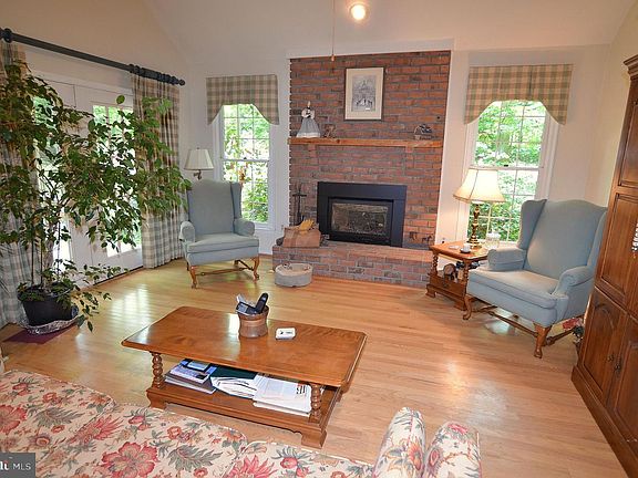 2nd image of 1689 Camden Ct