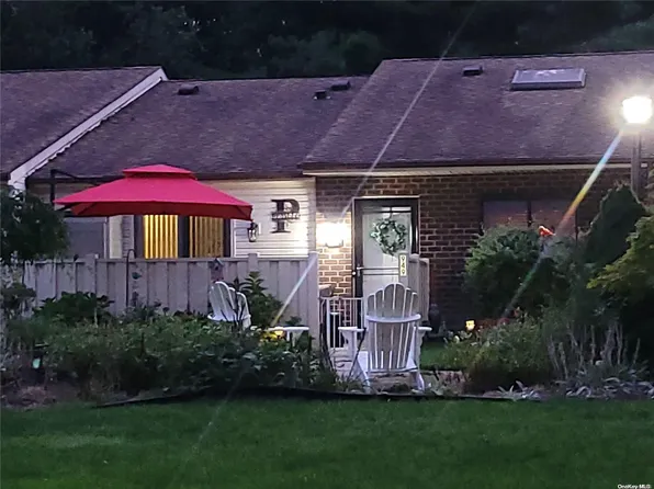 949 Skyline Drive #949, Coram, NY 11727