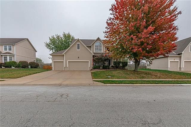 1st image of 529 SE Canterbury Ln