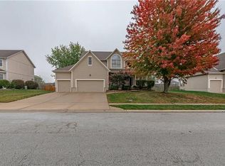 529 SE Canterbury Ln, Lees Summit, MO 64063