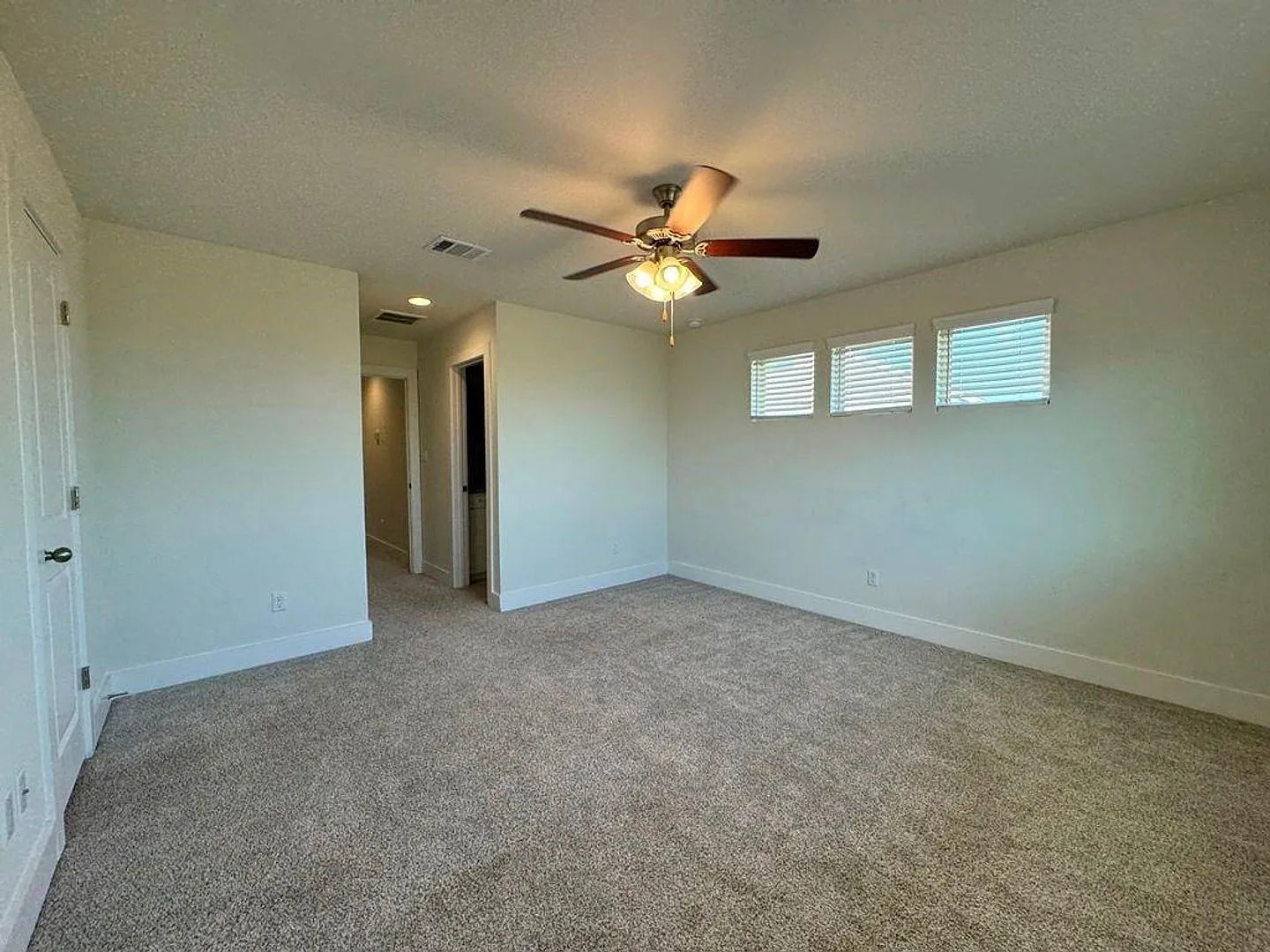 50% off the first month's rent. — Photo 3