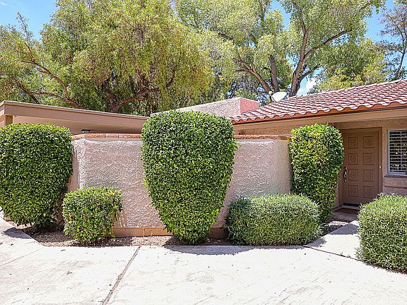 Front view w/entrance