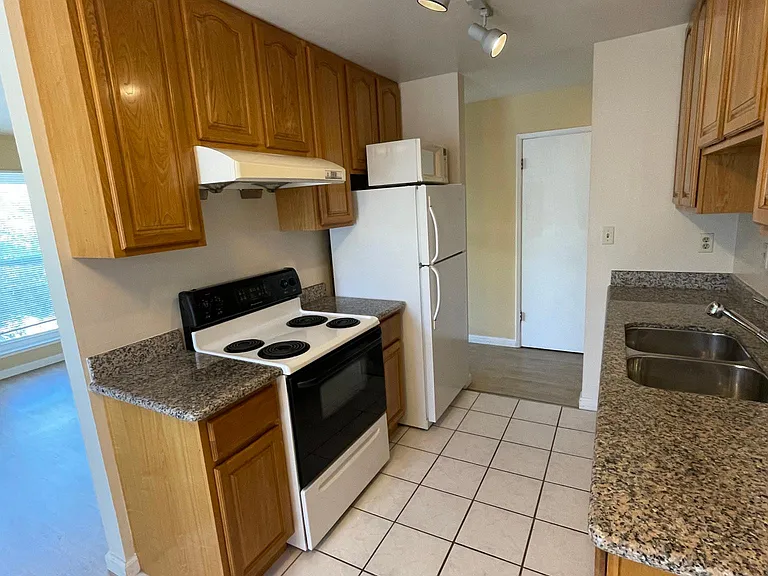 1528 Oxford St #5 — Photo 8