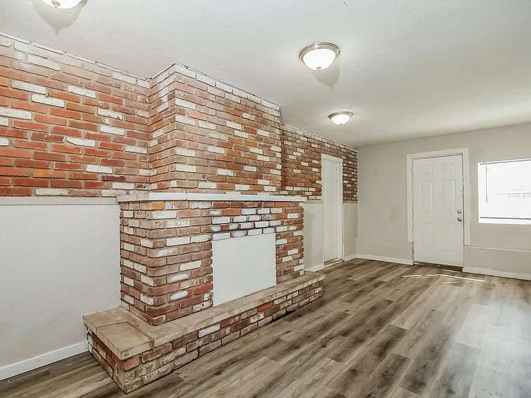 1833853_020_living_room_13116505.jpg