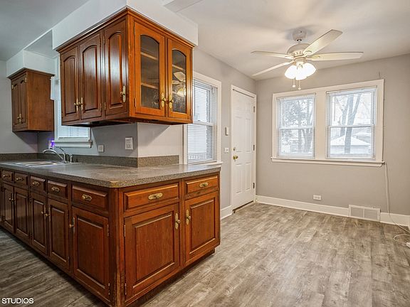 4th image of 321 W Wood St