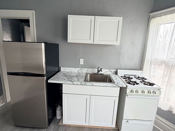 3rd image of 605 E Burlington St #4