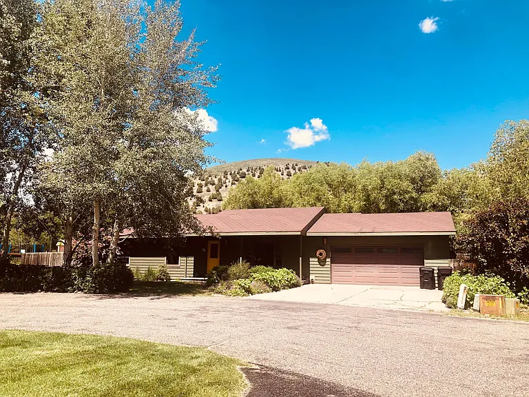 The house sits below Hight School Butte in a quiet Cul de Sac.