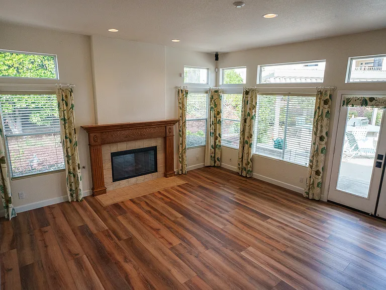 16880 Saint James Dr — Photo 15
