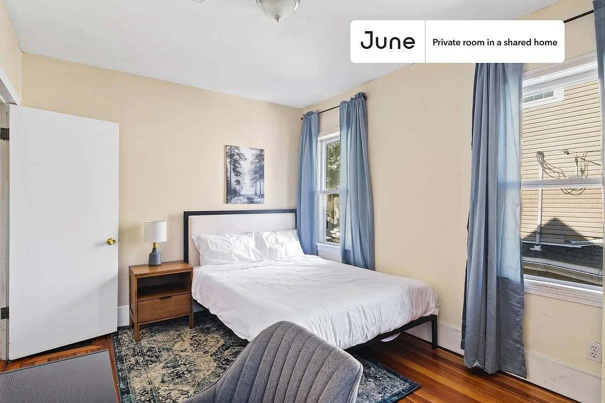 Queen bedroom in 6 bed/2 bath home in Allston #726 D — Photo 1