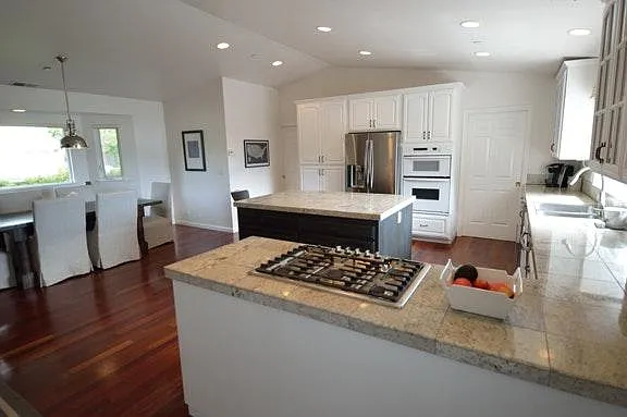 Eat-in kitchen area