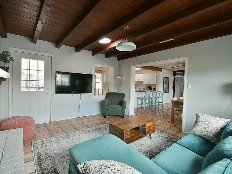 2842 E Blacklidge Dr — Photo 3