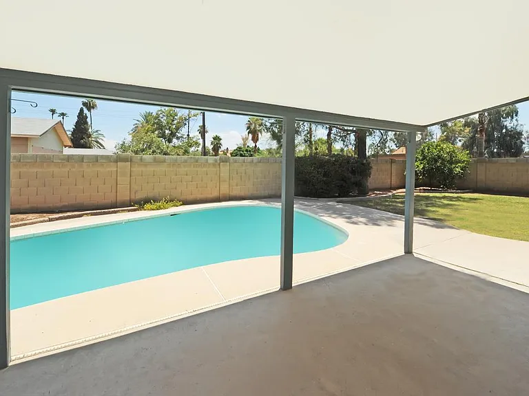 2405 E Huntington Dr — Photo 2