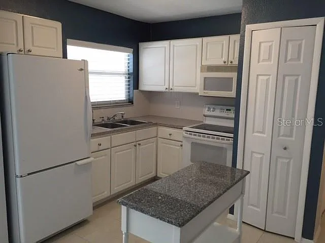 3 bed, 2.0 bath, 1070 sqft, $2,395 — Photo 2