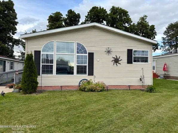 52211 Landsdowne Cir, Chesterfield, MI 48051