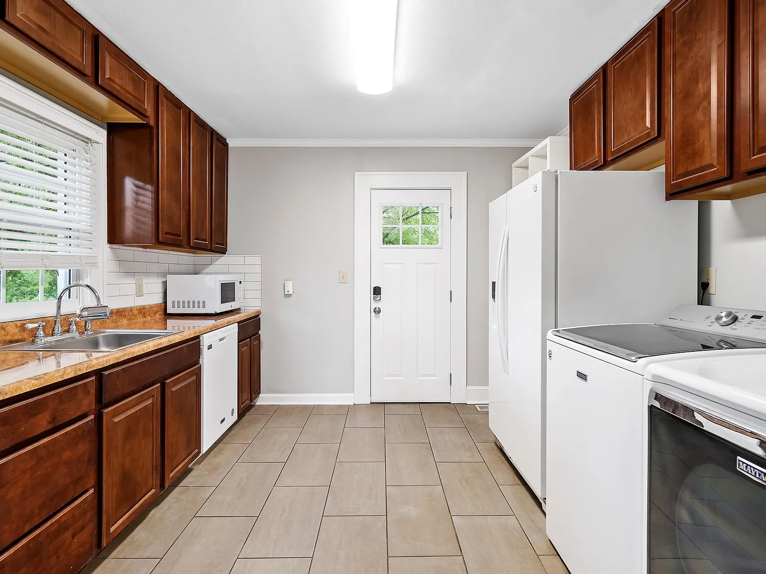 3 bed, 950 sqft, $3,000 — Photo 3