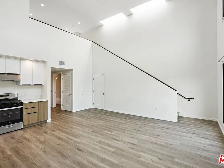 951 S Wilton Pl #302 — Photo 3