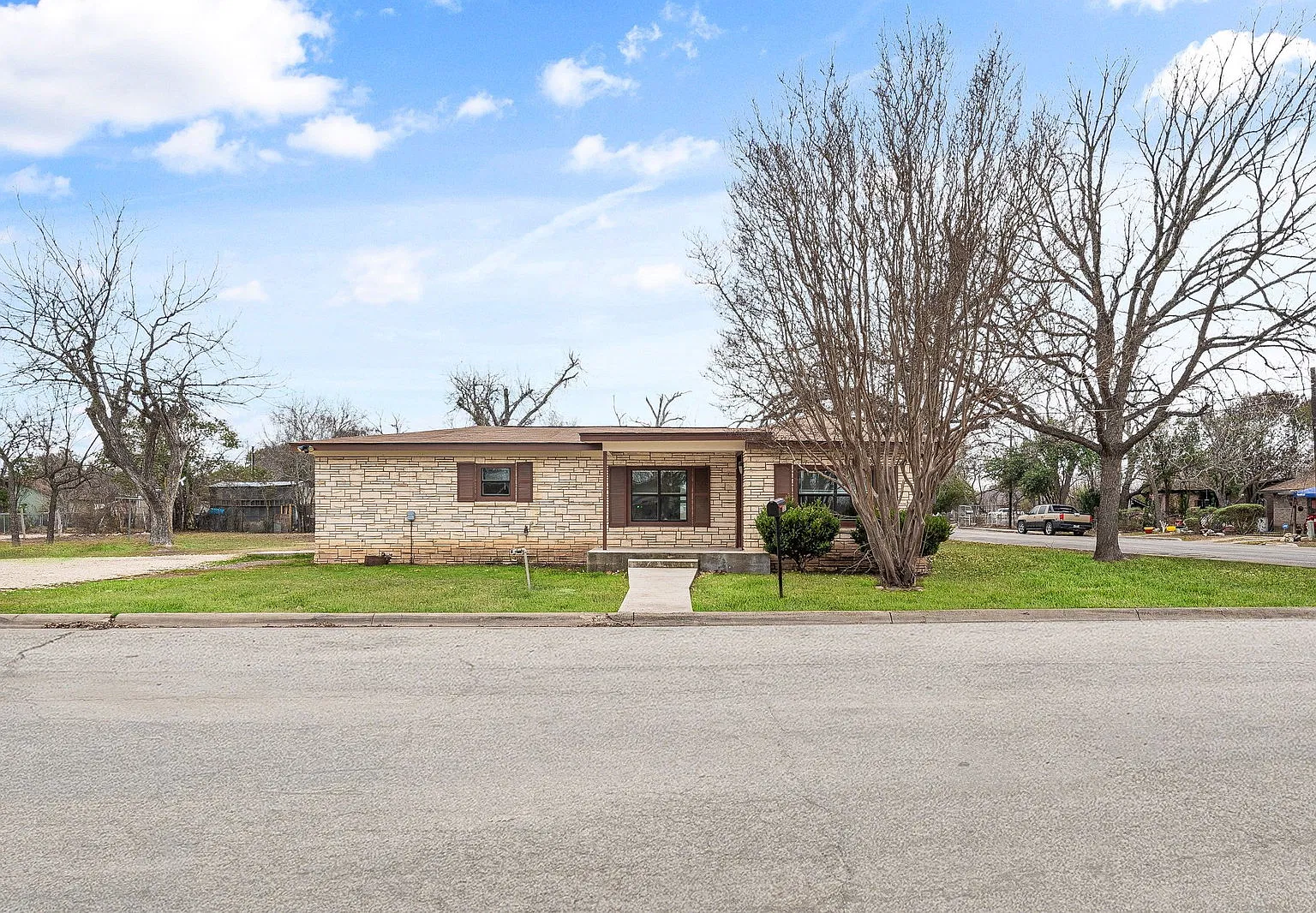 3 bed, 1.0 bath, 936 sqft, $1,300 — Photo 2