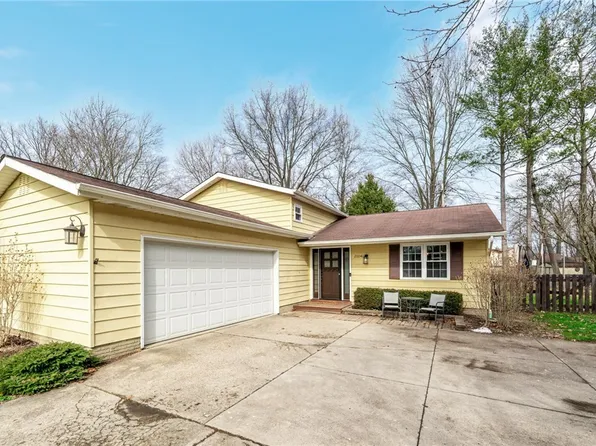 26040 Hickory Ln, Olmsted Falls, OH 44138