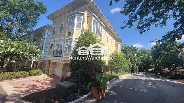 Like New! Spacious Intown 2 Bedroom Townhome — Photo 2