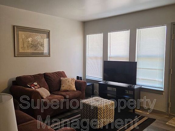 5th image of 517 W 5th St