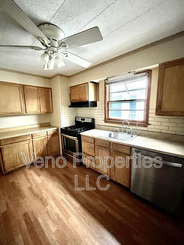 4 bed, 1.5 bath, 1862 sqft, $2,400 — Photo 4