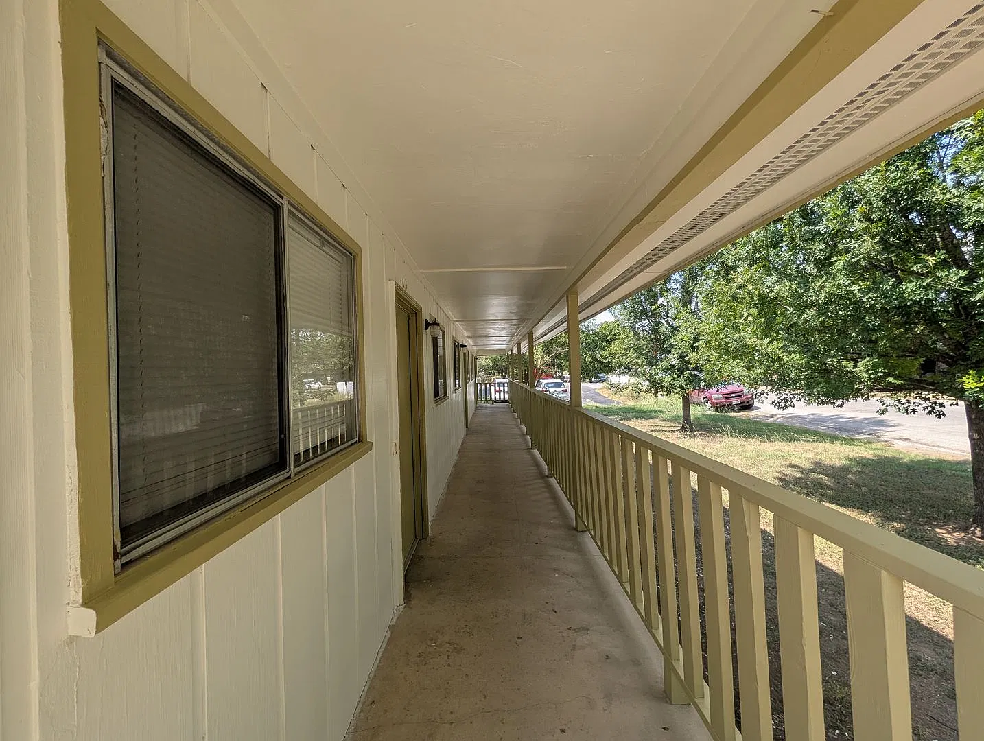 1/1 Triplex with easy access to IH 35 for Commuters! Fridge Included / NO Carpet! — Photo 4