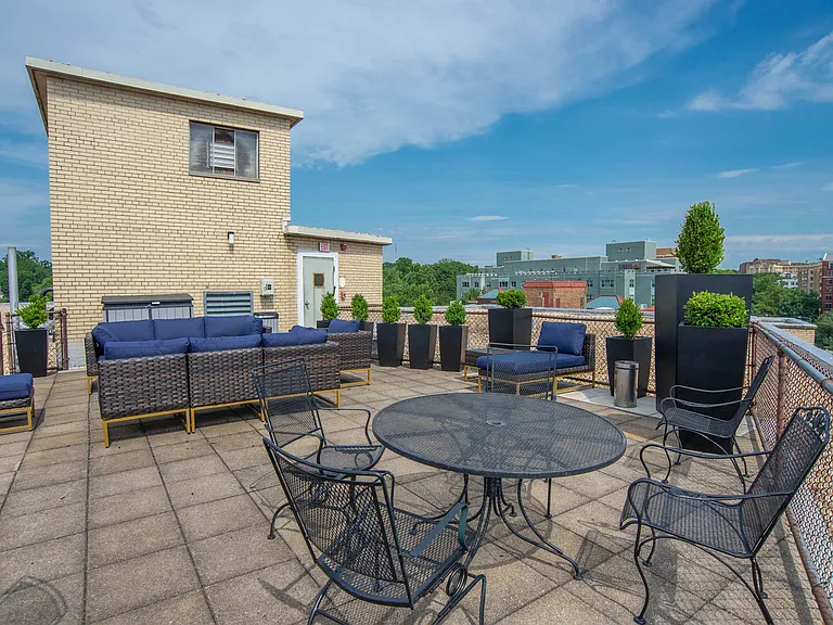 Connecticut House Apartments — Photo 15