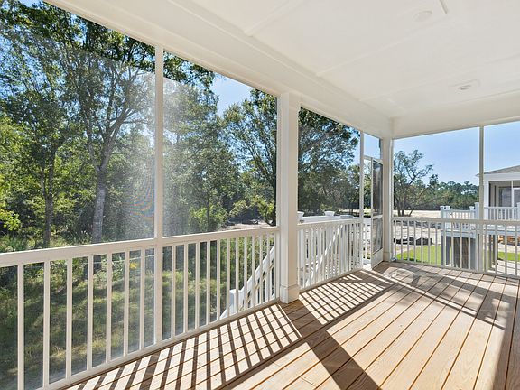 Spacious screened deck