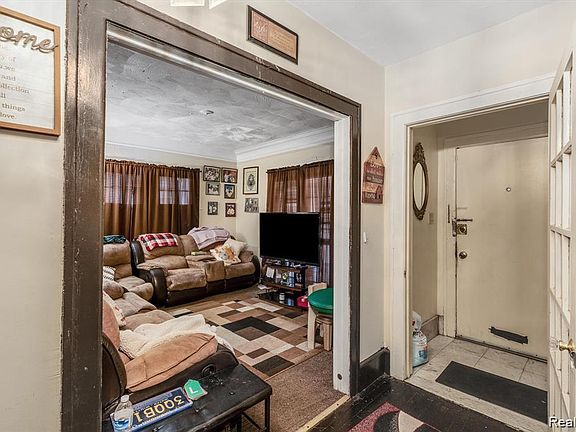 5th image of 2532 Longfellow St