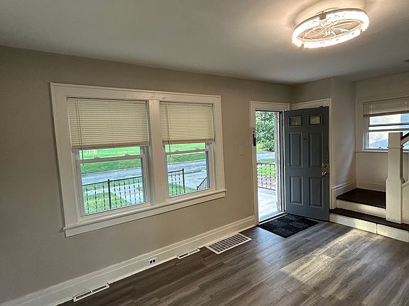 Spacious Family room with modern light with remote control
