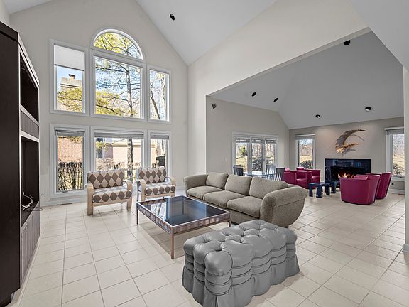 5th image of 556 Rivershire Pl