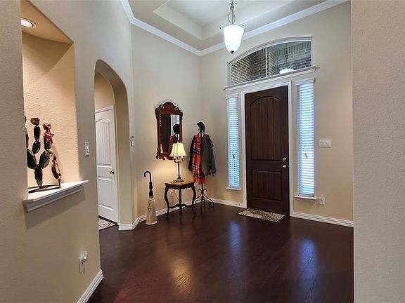BEAUTIFUL ENTRY WITH ARCHWAYS, CURVED CORNERS, CUSTOM LIGHTING.