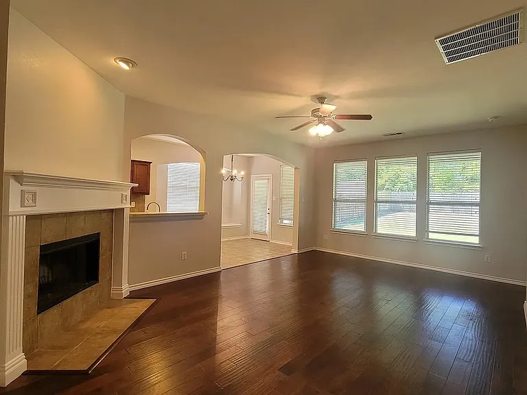 806 Bens Dr — Photo 2