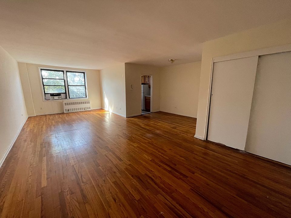 2nd image of 540 Ocean Pkwy APT 4L