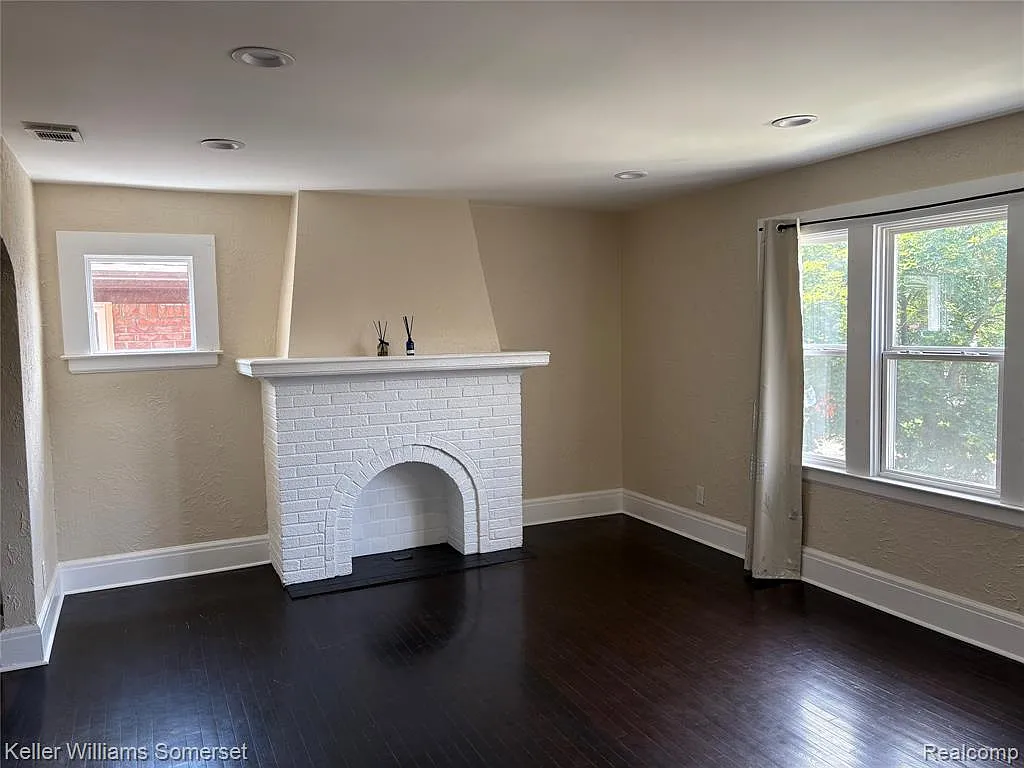 2 bed, 1.0 bath, 1037 sqft, $1,225 — Photo 2