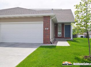 6111 Maple View Dr, Lincoln, NE 68512