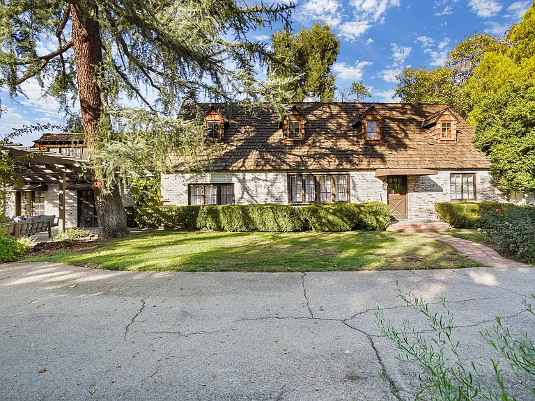 23057 Sylvan St — Photo 26