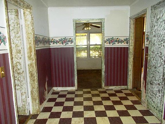 5th image of 1104 W Church St