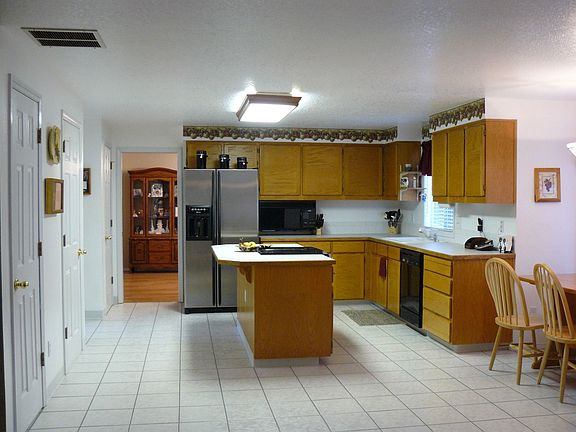 Kitchen w/nook & island