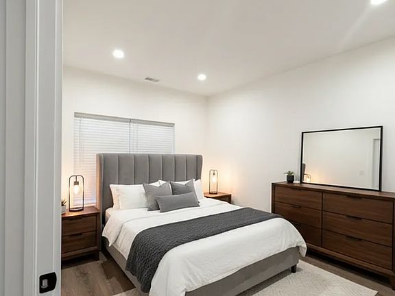 4th image of 581 Middlesex Ave #3