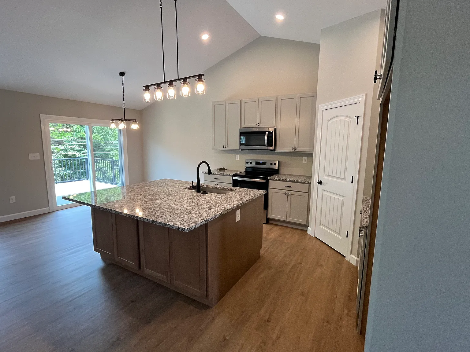 3 bed, 1639 sqft, $2,595 — Photo 3