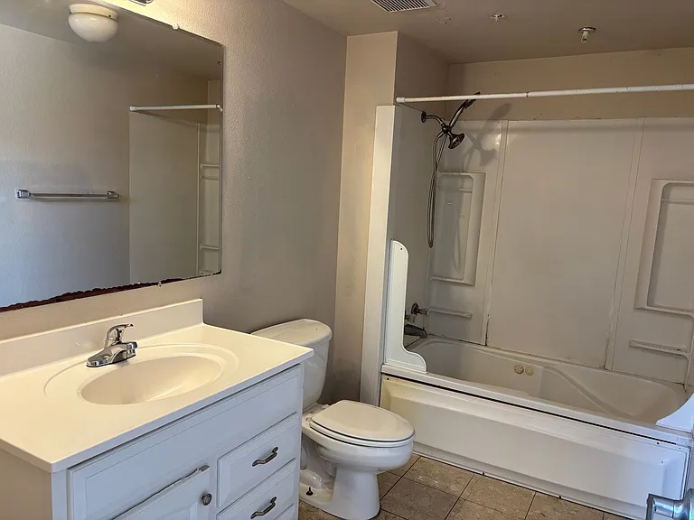 225 N Travis St — Photo 3