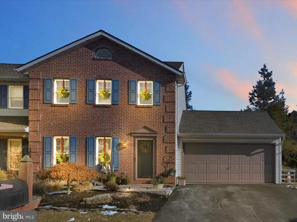 229 Zwecker Cir, New Holland, PA 17557