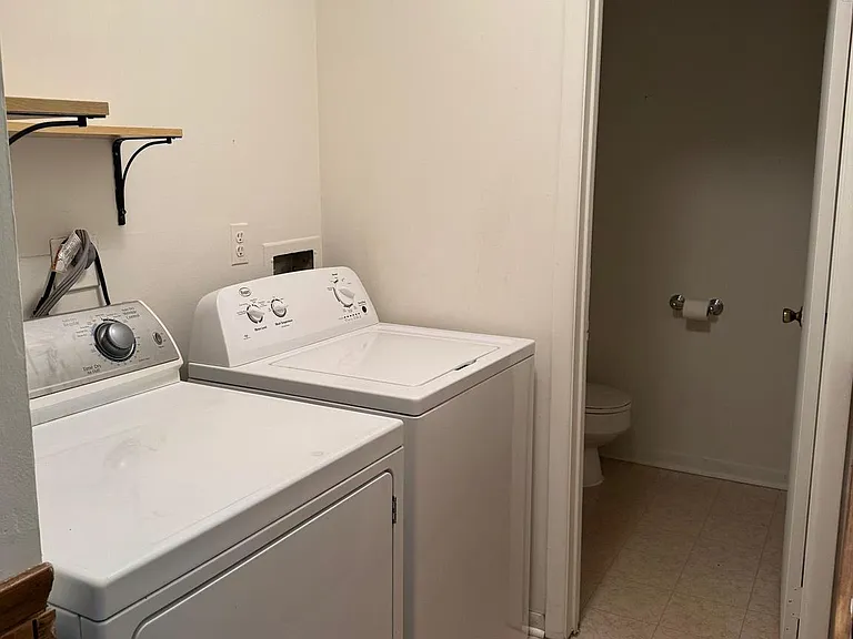 242 Cameron St — Photo 4