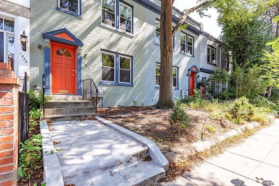 The Ideal West End One Bed with Parking Available! — Photo 2