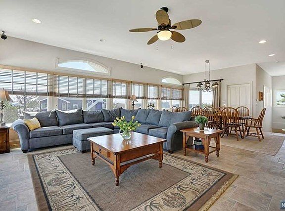 3rd image of 1123 Long Beach Blvd